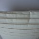 Piękna, biała poduszka dekoracyjna artystyczna z zakładkami i szczypankami 230pd