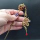 Metalowa szpilka do włosów z wisiorkami z granatu koralików  i węża