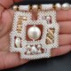 Komplet biżuterii naszyjnik-choker z zawieszką i bransoletką na drucie pamięciowym z pereł akrylowych.
