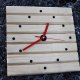 Niebanalny zegar drewniany z czerwonymi wskazówkami