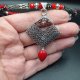 Komplet biżuterii naszyjnik-choker z posrebrzaną zawieszką z kamieni szlachetnych (koral) i bransoletką na drucie pamięciowym