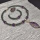 Komplet biżuterii naszyjnik-choker z posrebrzaną zawieszką z kamieni szlachetnych (miedziany charoite),bransoletką na drucie pamięciowym i kolczyki