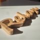 Drewniany napis "Relax", lity dąb, napisy z drewna, dębowy, stojący lub ścienny