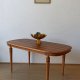 Drewniany, zdobiony, owalny stół Szwecja.