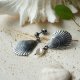 Na plaży w Sopocie - asymetryczne, srebrne kolczyki sztyfty z perłą