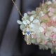 Złota zawieszka złoty wisiorek naszyjnik z suszonymi kwiatami prezent dla niej żywica vintage retro kwiaty z żywicy epoksydowej krzyż krzyżyk niezapom