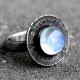 Srebrny pierścionek tribal z naturalnym kamieniem, kamień księżycowy