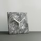 Abstrakcyjny zegar stojący z papieru z recyklingu
