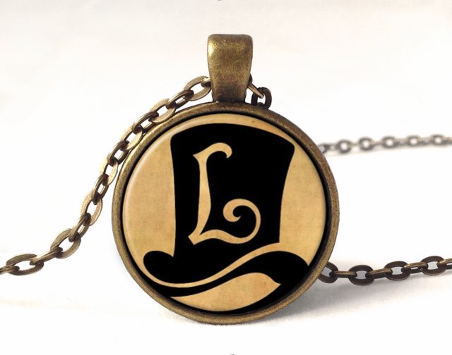 Professor Layton - medalion z łańcuszkiem - Egginegg