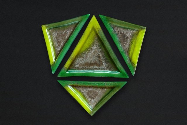 Szklany trójkątny talerz smugi ZIELONE SREBRNE 23 x 23 x 23 cm
