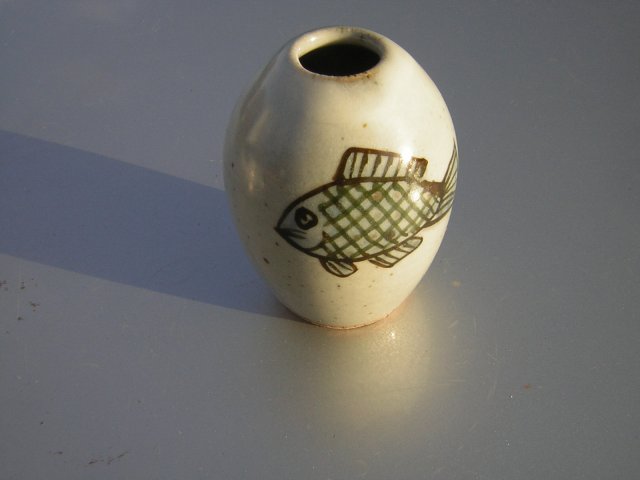 ceramika artystyczna niewielki Wazonik ręcznie wykonany i malowany