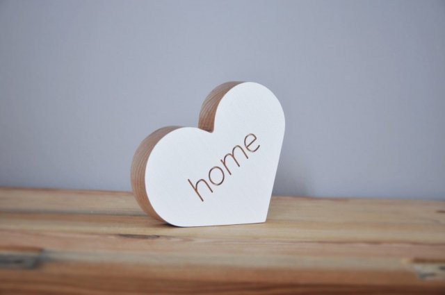 Drewniane serce z napisem "home"