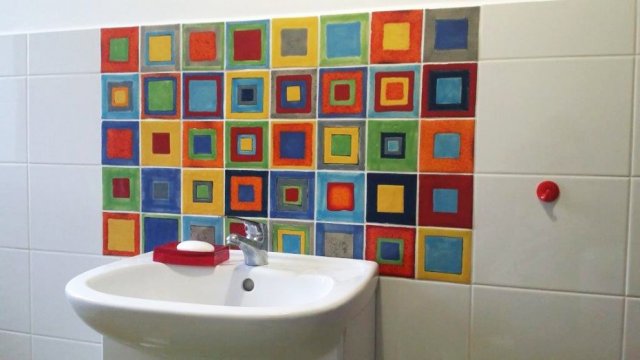 Kafle do łazienki kolorowe kwadraty