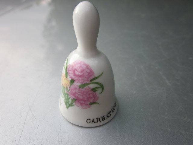 porcelanowy w miniaturze kolekcjonerski dzwonek  - JANUARY  CARNATIOS     - kwiaty miesiąca