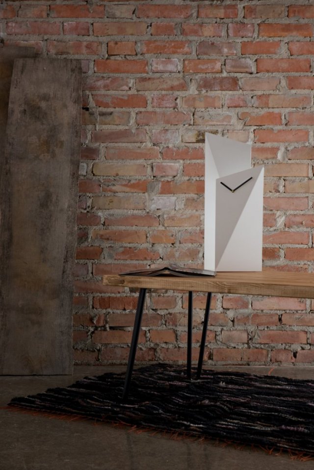 Zegar biurkowy geometryczny metalowy biały TOWER