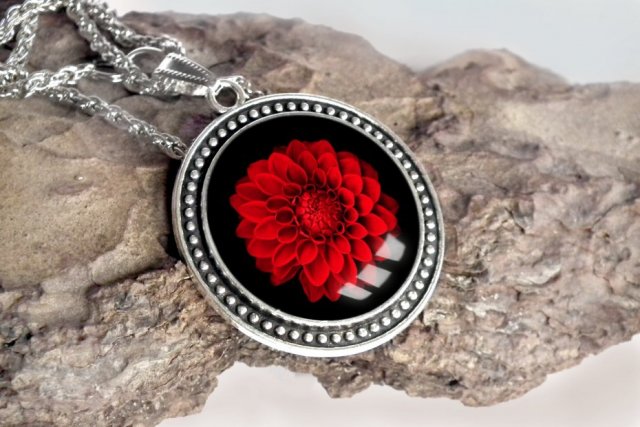 czerwony kwiat - naszyjnik duży medalion na łańcuszku