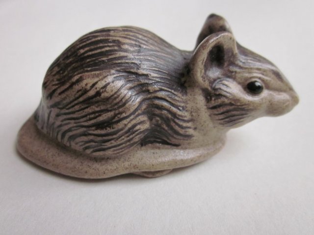 EM - Poole England ręcznie zdobiona figurka  ceramiczna absolutnie urocza  myszka