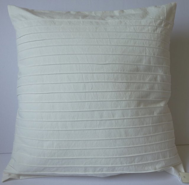 Piękna, biała poduszka dekoracyjna artystyczna z zakładkami i szczypankami 230pd
