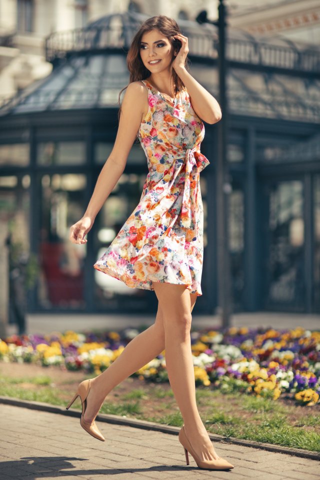 Elegancka sukienka z kokardą T234,  kolorowe kwiaty
