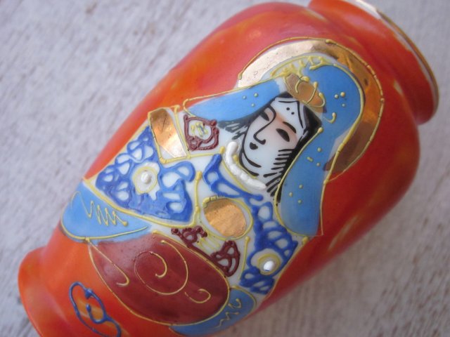 orientalny ręcznie malowany  porcelanowy wazonik