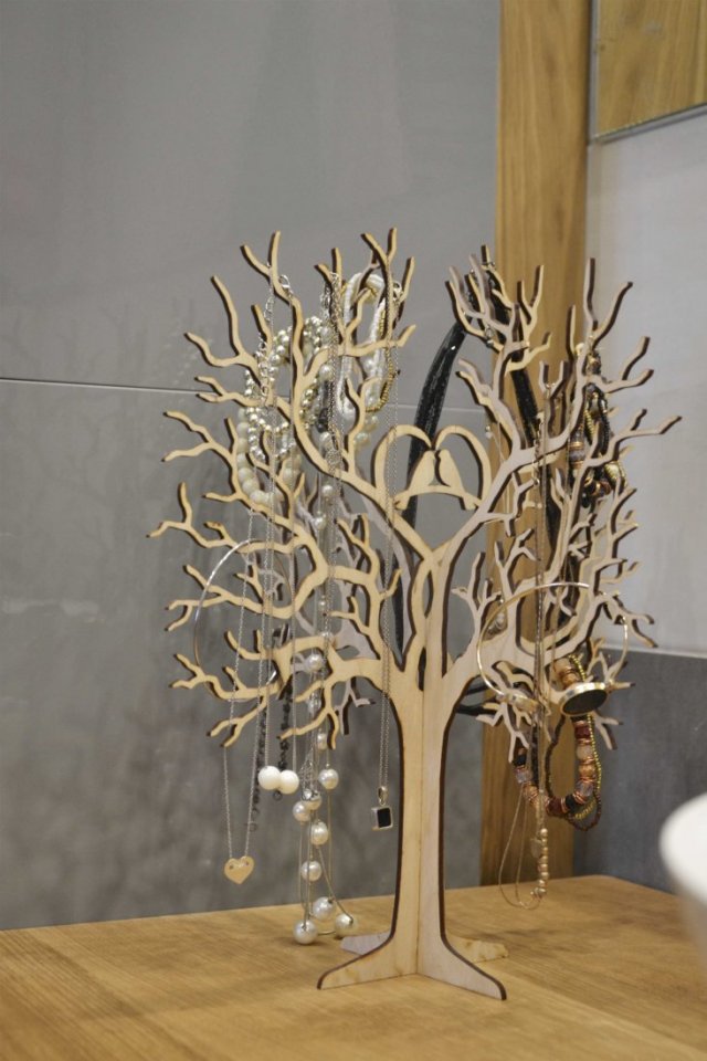 Stojak - drewniane drzewko na biżuterię