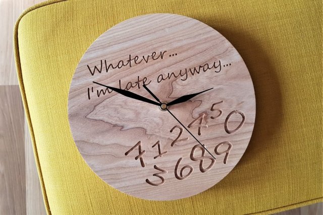 Drewniany zegar dla spóźnialskich, "Whatever..."