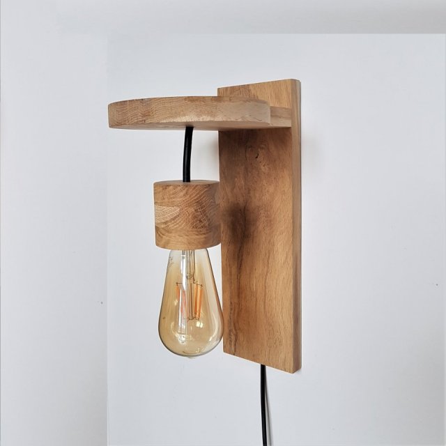 Drewniana lampka ścienna z kwietnikiem, kinkiet z drewna