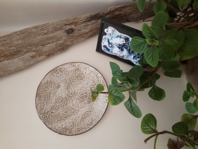 Talerz ceramiczny biale szkliwo na ciemnej glinie handmade ze wzorem kwiatowym
