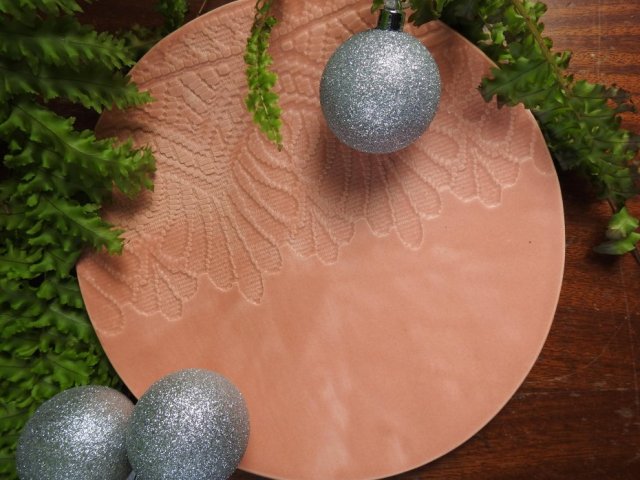 Pudroworóżowa patera ceramiczna handmade ze wzorem matowa