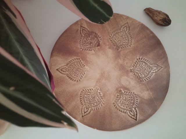 Orientalna patera ceramiczna beżowo brązowa handmade z tłoczonym wzorem matowa