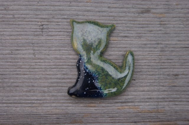 Ceramiczny magnes kot czarny z zielonym