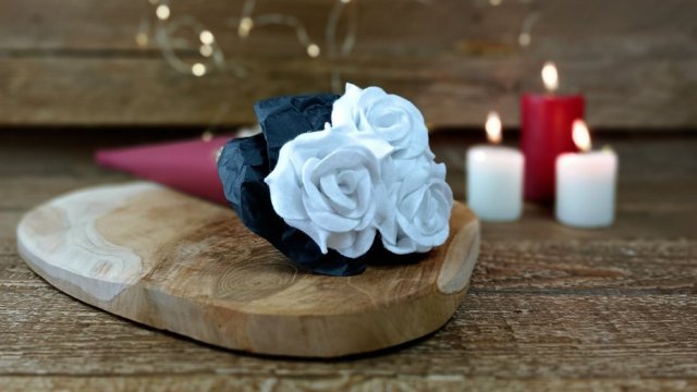 Bukiet róż; kwiaty z filcu; biały