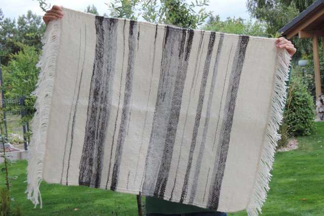 Wełniany ręcznie tkany dywan w paski