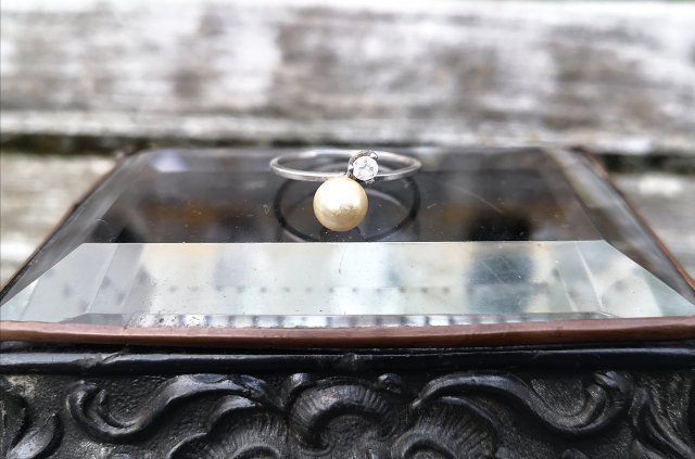 Subtelny pierscionek z perlą i cyrkonią