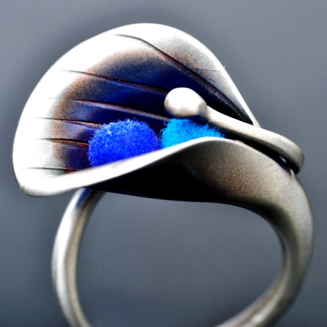 Srebrny elegancki pierścionek regulowany KALIA ultramaryna