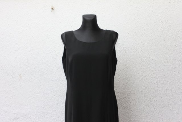 Czarna długa sukienka z rozporkiem z przodu