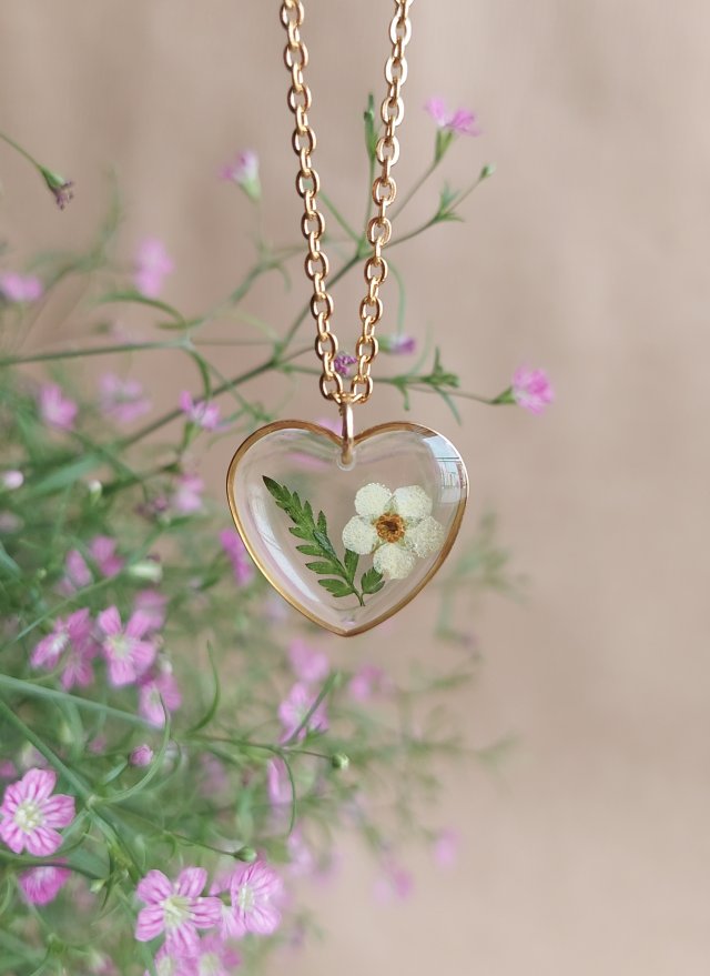 Złota zawieszka serce złoty wisiorek serduszko naszyjnik suszone kwiaty żywica naturalna biżuteria z paprocią paproć kwiat