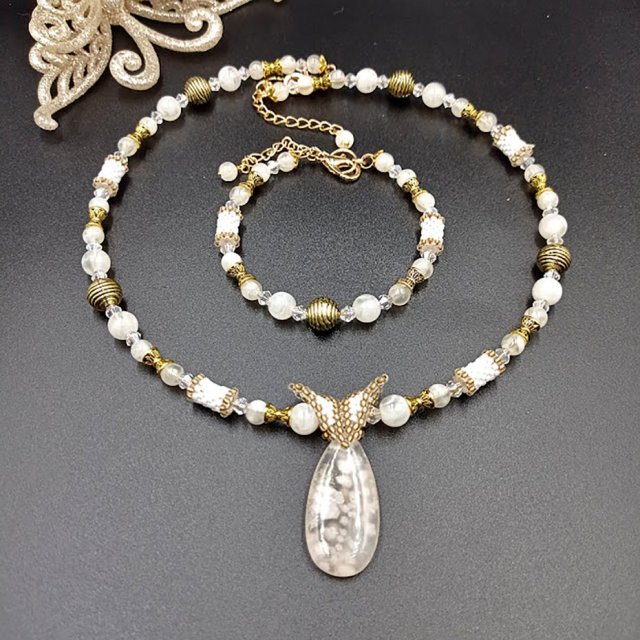 Komplet biżuterii naszyjnik-choker z zawieszką z kamieni szlachetnych (agat) i bransoletką na drucie pamięciowym