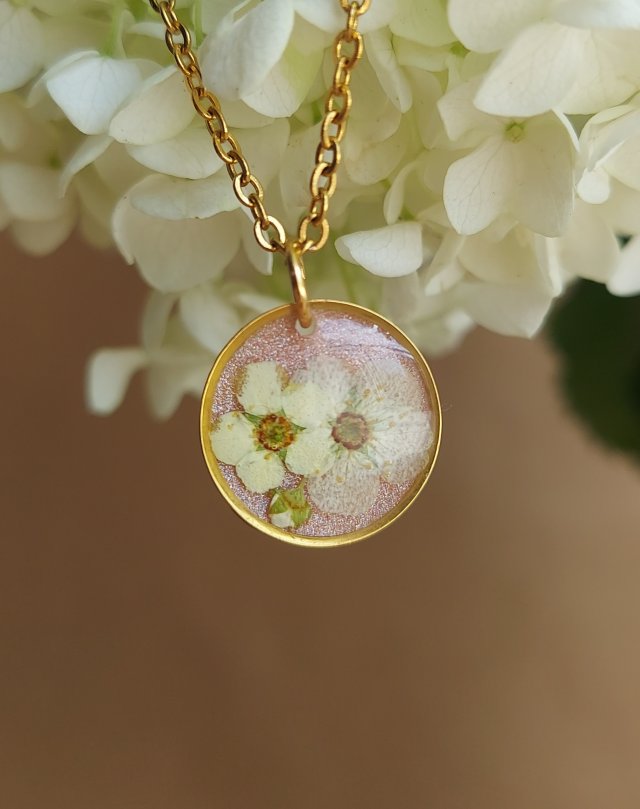 Złota zawieszka złoty naszyjnik wisiorek kwiaty suszone żywica retro z kwiatami brokatowa