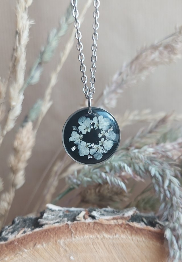 Srebrna zawieszka srebrny naszyjnik wisiorek kwiaty suszone żywica retro z kwiatami czarna białe kwiaty