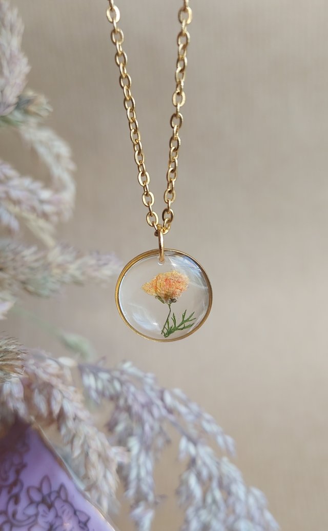 Złota zawieszka złoty naszyjnik wisiorek kwiaty suszone żywica retro z kolorowymi kwiatami gipsówki gipsówka