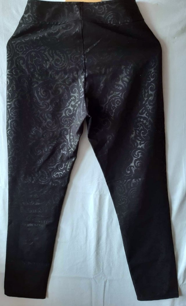 Czarne spodnie ze wzorem S (36)