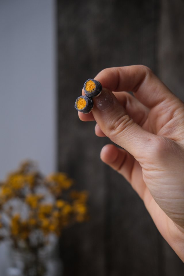 Minimalistyczne kolczyki sztyfty w kolorze żółtym
