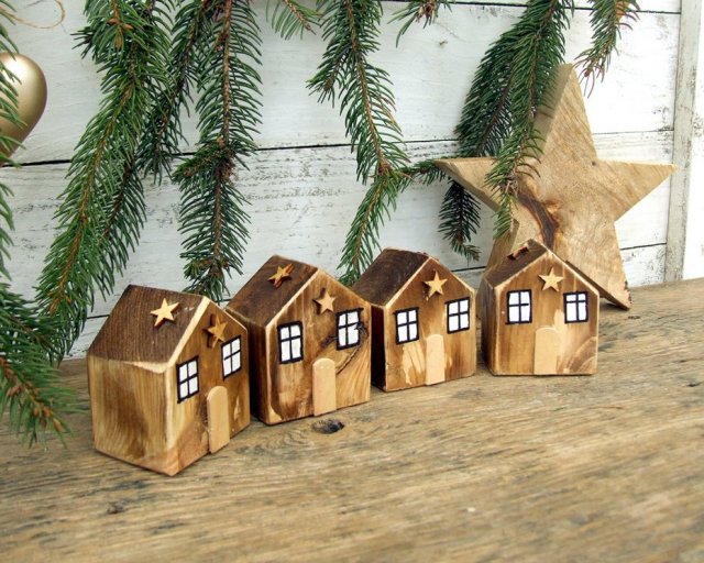 Małe drewniane domki do dekoracji wnętrza