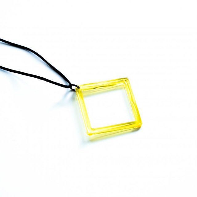 Żółty wisiorek kwadrat z żywicy epoksydowej na czarnym sznurku geometryczny