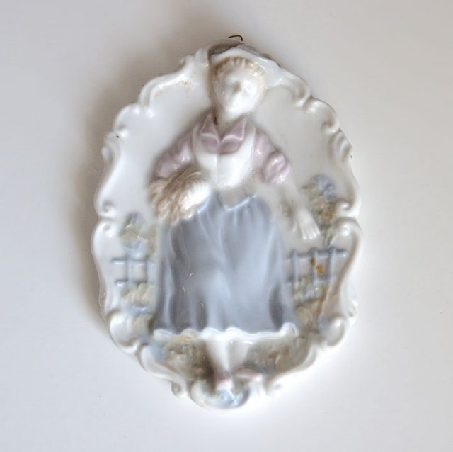 Obrazek owalny z porcelany dama sielanka