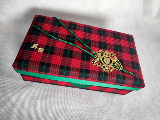 Pudełko w kratkę z herbem  I tajemnicą