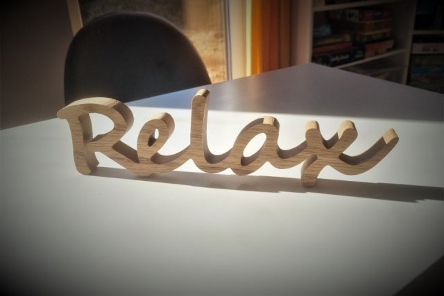 Drewniany napis "Relax", lity dąb, napisy z drewna, dębowy, stojący lub ścienny