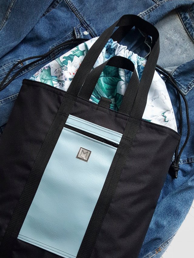 Torbo-plecak z niebieską kieszenią oraz wzorzystym ściągaczem w irysy i bzy