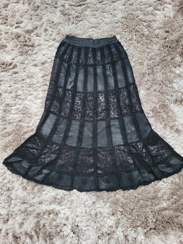 Czarna skórzana spódnica vintage midi hafty